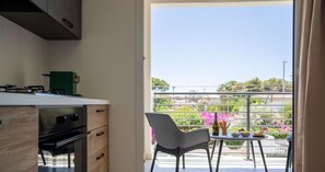 Fridge, oven, stovetop, coffee/tea maker