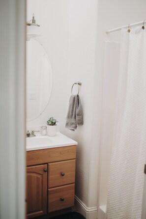 Een douche, een haardroger, handdoeken, zeep