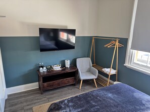 Egyptian cotton sheets, premium bedding, memory-foam beds - Native Rose Hotel (Rozelle)