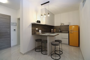 KĂŒhlschrank, Ofen, Herdplatte, GeschirrspĂŒler