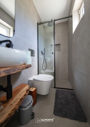 Basic House | Bathroom - Quinta da Costeira - Casa Azul do Limoal (Arcos de Valdevez)