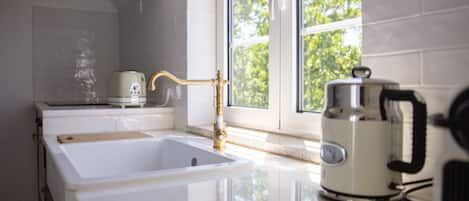 Basic House | Private kitchen | Full-size fridge, oven, stovetop, dishwasher