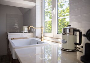 Casa básica | Cocina privada | Frigorífico grande, horno, placa de cocina y lavavajillas