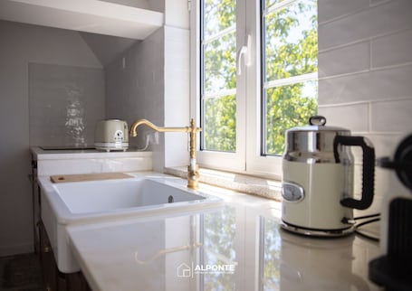 Basic House | Private kitchen | Full-size fridge, oven, stovetop, dishwasher