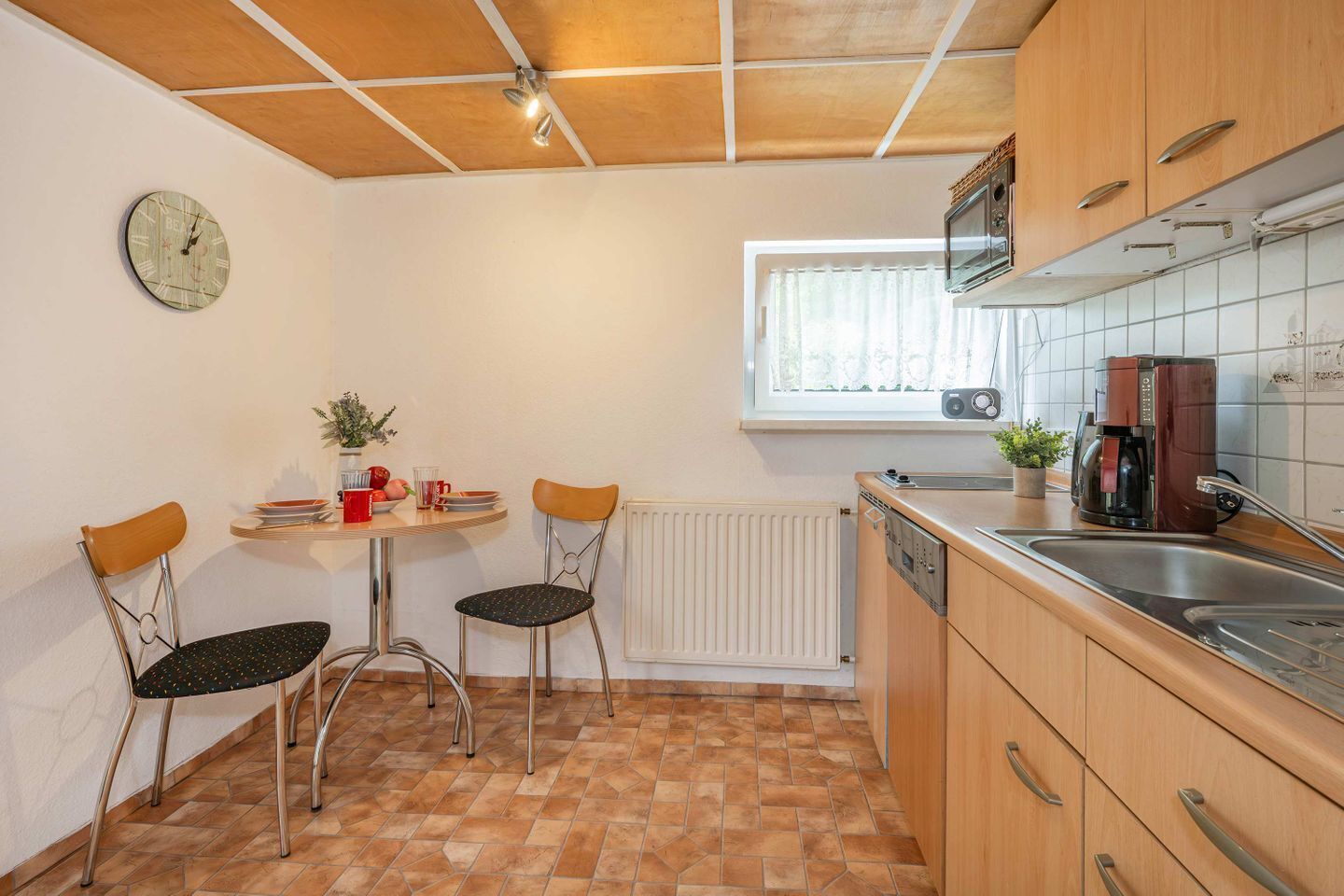 Coffee/tea maker, fridge, microwave, stovetop
