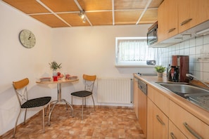 Coffee/tea maker, fridge, microwave, stovetop