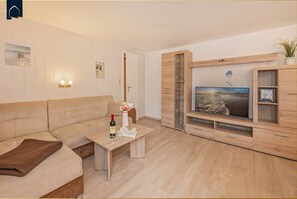 Een televisie, een tafeltennistafel en een stereo