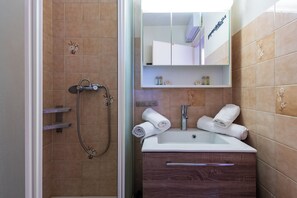 Shower, hair dryer, towels