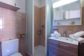 Douche, articles de toilette gratuits, sèche-cheveux