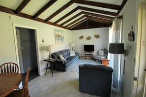 TV - Lyons Cottages - Cottage #2, 2BR Walk to the Beaches of Stanhope National Park! (Stanhope)