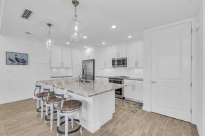 Refrigerador, microondas, horno, placa de cocina