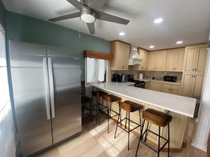 Een koelkast, een microgolfoven, een oven, een kookplaat