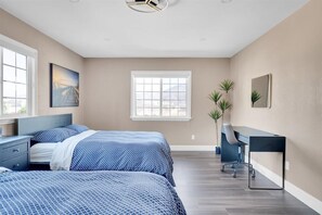 4 bedrooms, iron/ironing board, free WiFi, bed sheets - Luxury 4 BR w/ Serene Lake Views (Spring Valley)