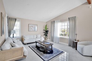 Smart TV, fireplace - Luxury 4 BR w/ Serene Lake Views (Spring Valley)