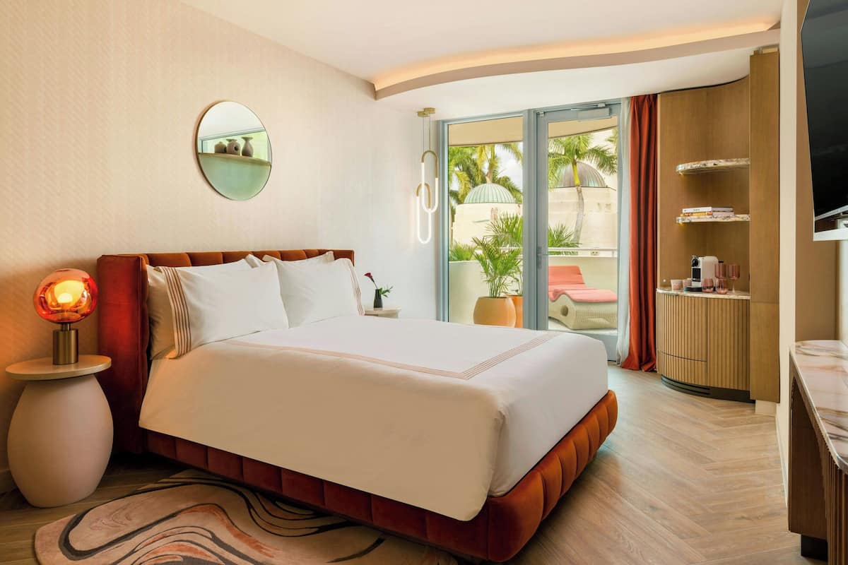 Room, 1 Queen Bed, Balcony | Minibar, free WiFi