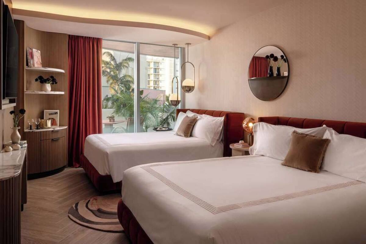 Minibar, in-room safe, blackout drapes, WiFi (free)