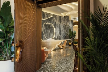 Hotel entrance and lobby at UNFRAMED, Autograph Collection