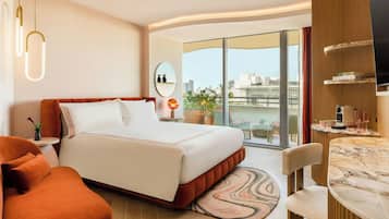Quarto, 1 cama King, sacada (view) | Frigobar, cofres nos quartos, cortinas blackout, Wi-Fi de cortesia