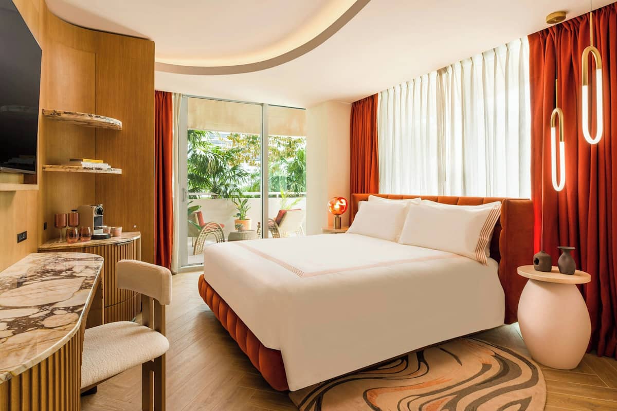 Room, 1 King Bed, Balcony, Corner | Minibar, free WiFi