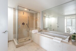 Douche, sèche-cheveux, serviettes fournies