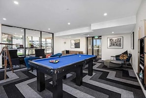 Billiards - Ocean views in the heart of Broadbeach (Broadbeach)