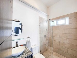 Dusj, hårføner, håndklær og såpe