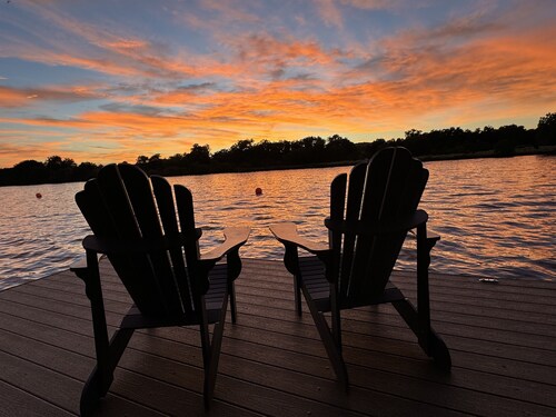 Book 3 get 1 night FREE Enchanted Valley | Sunsets, Dock & Lift