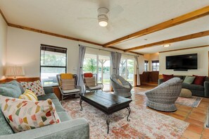 Smart TV, fireplace, ping pong, books