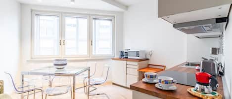 Réfrigérateur, four à micro-ondes, un four, surface de cuisson