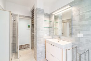 Een douche, een haardroger, een bidet
