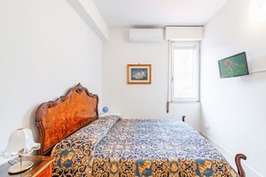 1 dormitori, planxa i posts de planxar, wifi i roba de llit 