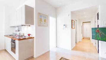 Frigorifero, microonde, forno, piano cottura