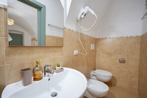 Shower, hair dryer, bidet, towels - Cozy studio apartment that accommodates two people with great comfort in 30 m2, equipped with all the main comforts for a pleasant stay. Enviable position: we are in fact right in the center (pedestrian restricted traffic zone), with all the essential se (Martina Franca)