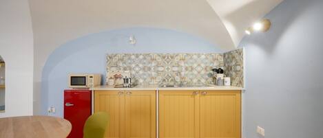 Réfrigérateur, micro-ondes, plaque de cuisson