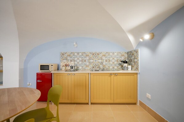 Fridge, microwave, stovetop, cookware/dishes/utensils