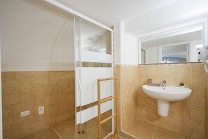 Dusche, Haartrockner, Bidet, Handtücher