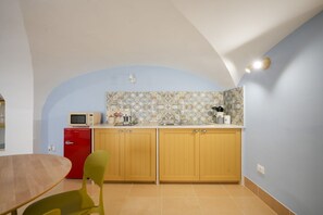 Fridge, microwave, stovetop, cookware/dishes/utensils