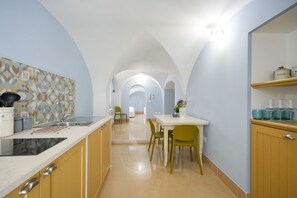 Frigorífico, microondas, placa de cocina y utensilios de cocina