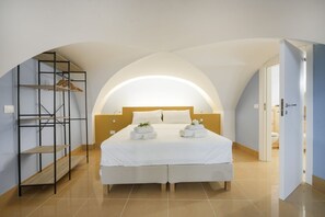 1 dormitorio, tabla de planchar con plancha, wifi y ropa de cama