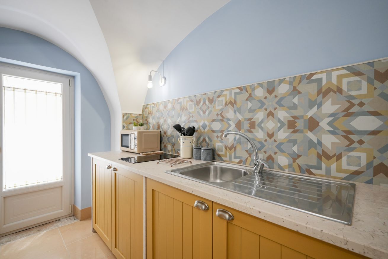 Kjøleskap, mikrobølgeovn, kokeplater og kjøkkenutstyr