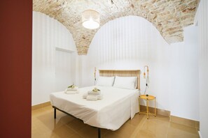 1 habitación, tabla de planchar con plancha y ropa de cama 