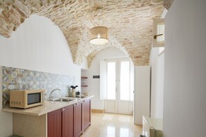 Réfrigérateur, micro-ondes, plaque de cuisson