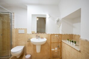 Regadera, secadora de cabello, bidet, toallas 