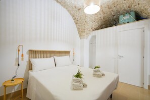 Iron/ironing board, bed sheets