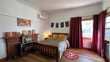 4 bedrooms, iron/ironing board, free WiFi, bed sheets