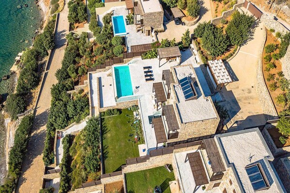 Villa | 5 bedrooms - Beach Access 5 Bedroom Villa (Agios Nikolaos)