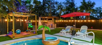 Heated Pool Sleeps 20! Hot Tub Outdoor Kitchen/Theater