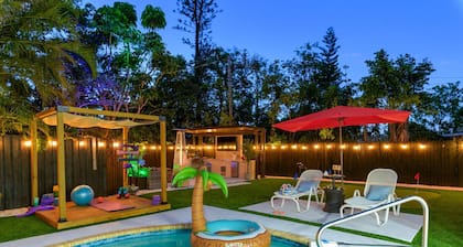 Heated Pool Sleeps 20! Outdoor Kitchen/Theater