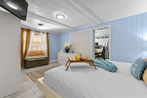 7 bedrooms, desk, iron/ironing board, travel cot