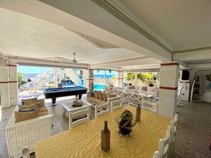 An indoor pool area with a pool table, lounge chairs, and a view of the ocean. - Villa Niviades, Cumayasa, República Dominicana. Ideal Para Disfrute, Descanso! (La Romana)